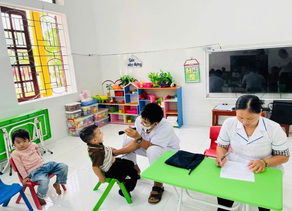 CÔNG TÁC KHÁM SỨC KHỎE ĐỊNH KỲ CHO TRẺ TẠI TRƯỜNG MẦM NON XUÂN THÀNH LẦN 1, NĂM HỌC 2025-2026